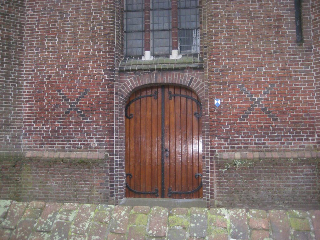 De 2 metselkruisen naast de torendeur