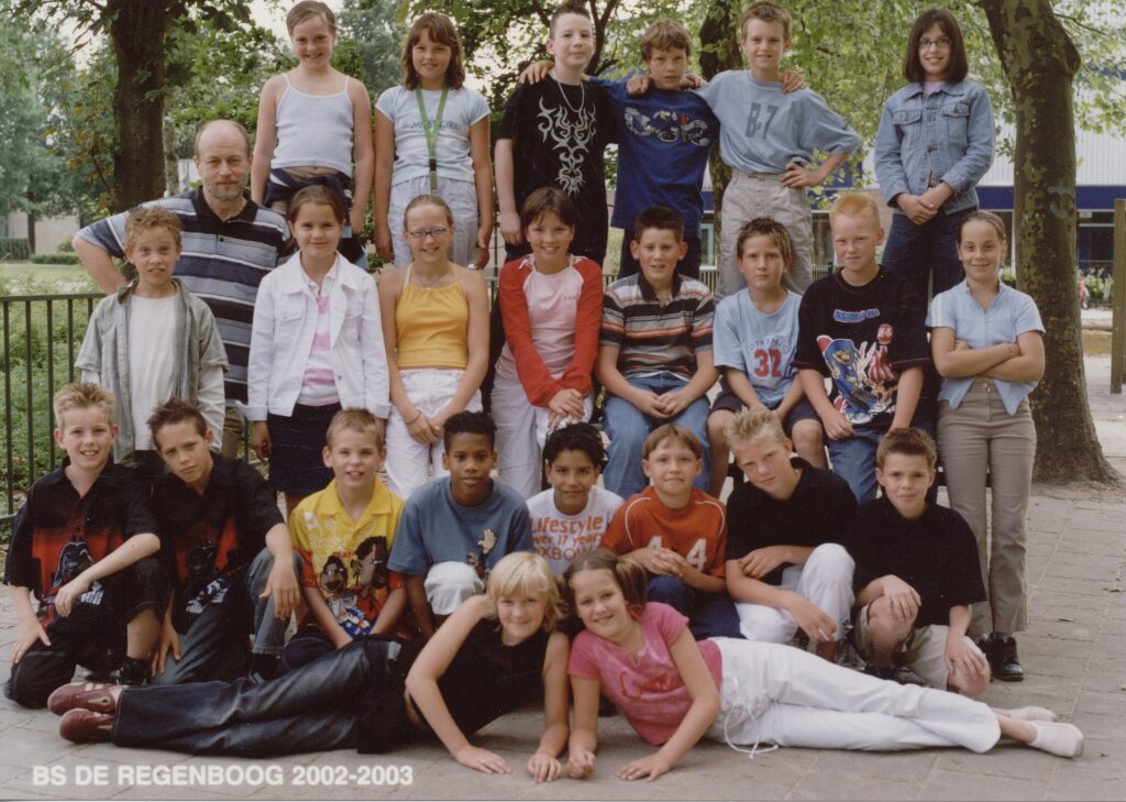 klas van basisschool De Regenboog in 2003 met meneer Gerrit