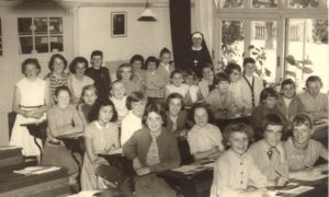 Klas van de Jozefschool in de jaren 50 of 60 met zuster Francesca.